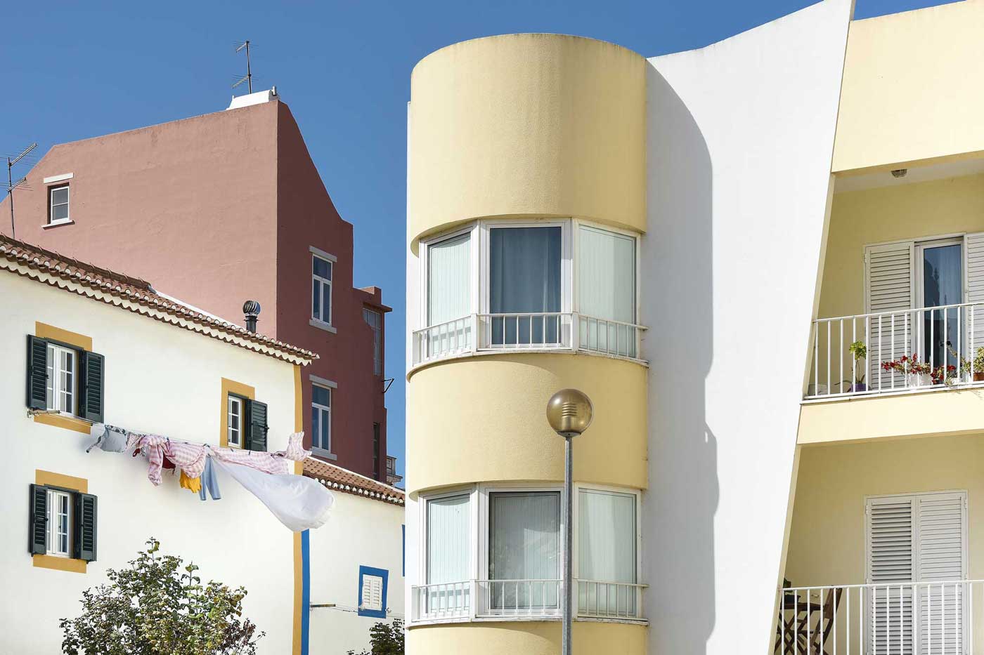 Architekturfotografie mit Häusern in Peniche, Portugal